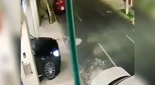 Momento en el que el conductor se estaciona en su cochera