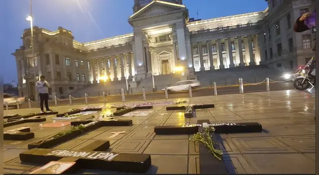 Vigilia por víctimas de feminicidio en el frontis del Poder Judicial