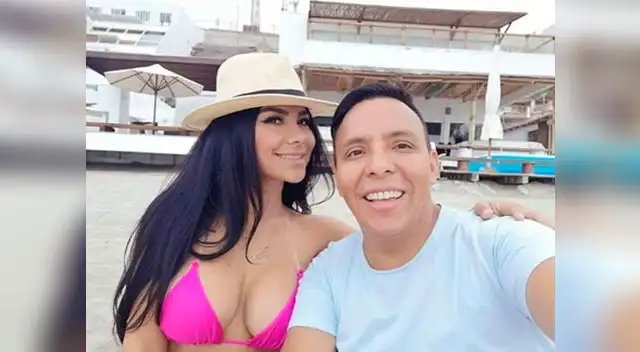 La pareja bromeo con el tema de su viaje La pareja bromeo con el tema de su viaje