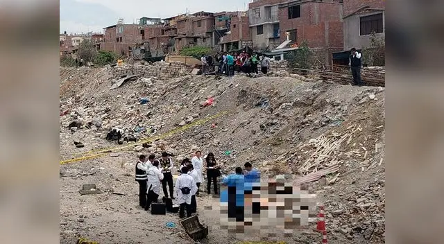 Peritos rodean el cuerpo sin vida de la mujer Peritos rodean el cuerpo sin vida de la mujer