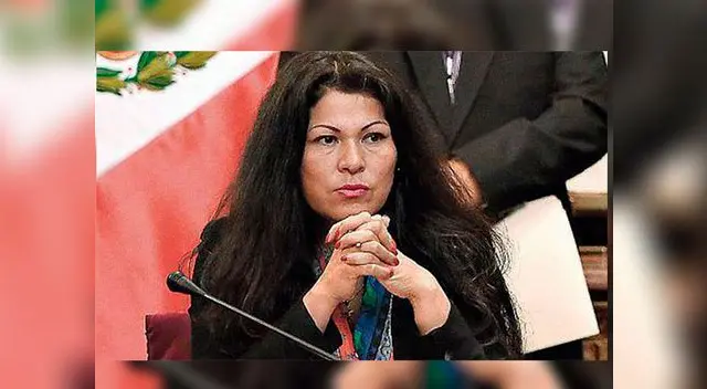 Por la presunta comisión de los delitos de cohecho activo y falsificación de documentos