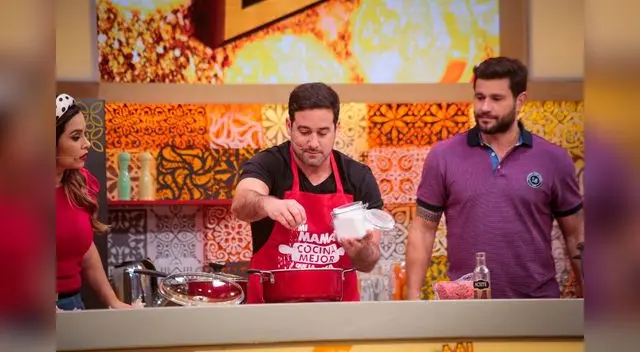 Dejó un ratito el micrófono por la cocina. Dejó un ratito el micrófono por la cocina.