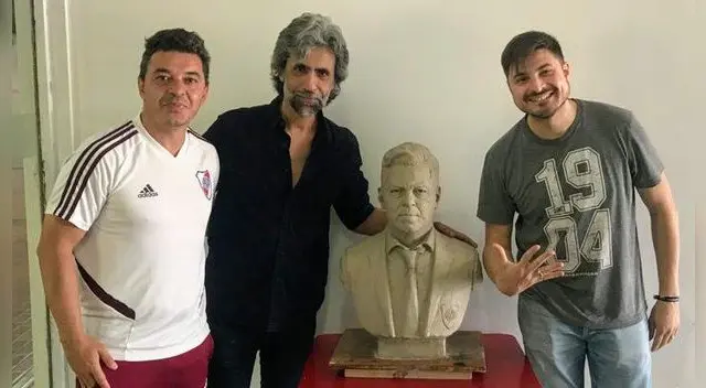 Gallardo junto a su escultura