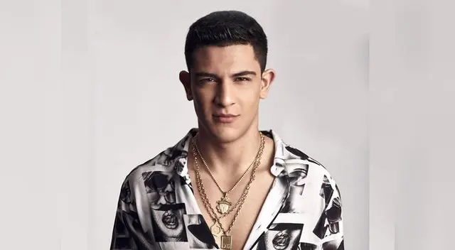 Emilio Jaime "felicita" saludas entre Luciana Fuster e Ignacio Baladán