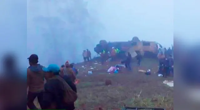 El bus volcado luego de la caída en abismo