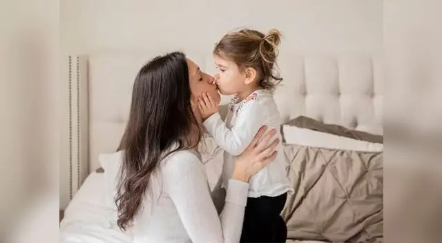 Los abrazos, besos en la mejilla o en la frente están recomendados para demostrar nuestro cariño; los besos en la boca es un acto que no se considera necesario