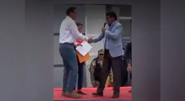 Martín Vizcarra estrecha la mano de la autoridad local Martín Vizcarra estrecha la mano de la autoridad local