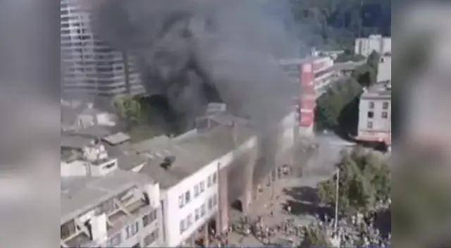 Un grupo de manifestantes ingresó a este edificio y lo saqueó