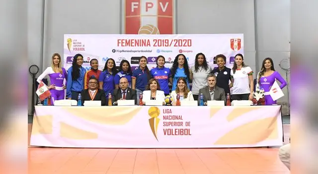 Las capitanas de los 10 equipos participantes posan en mesa central