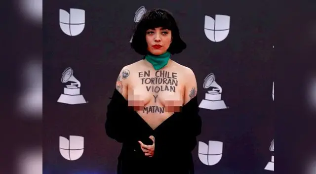 En medio de los Latin Grammy, la cantante Mon Laferte mostró sus senos en forma de proteta por Chile 