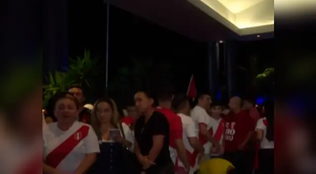 La hinchada de la ‘bicolor’ residente en Estados Unidos llegó hasta el hotel de concentración para realizar el tradicional ‘banderazo’. La hinchada de la ‘bicolor’ residente en Estados Unidos llegó hasta el hotel de concentración para realizar el tradicional ‘banderazo’.