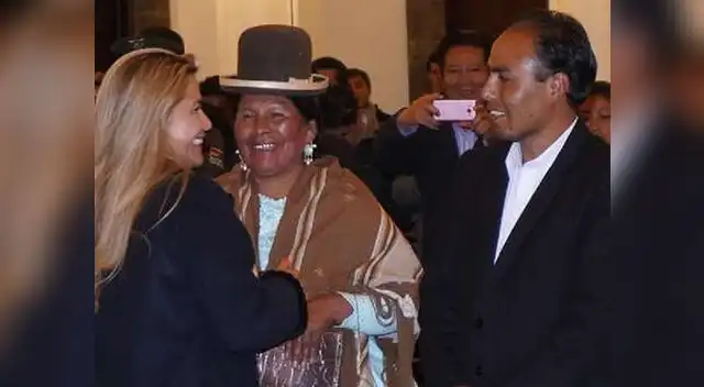 Yujra besó la wiphala durante su discurso Yujra besó la wiphala durante su discurso