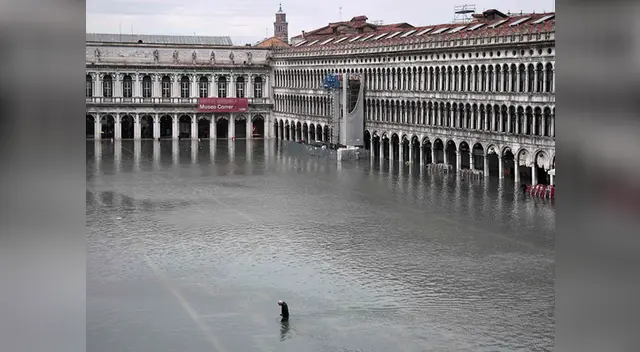 Fenómeno natural de la marea alta a inundado a Venecia Fenómeno natural de la marea alta a inundado a Venecia