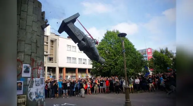 Estatua del conquistador Pedro Valdivia es derribado por los manifestantes Estatua del conquistador Pedro Valdivia es derribado por los manifestantes