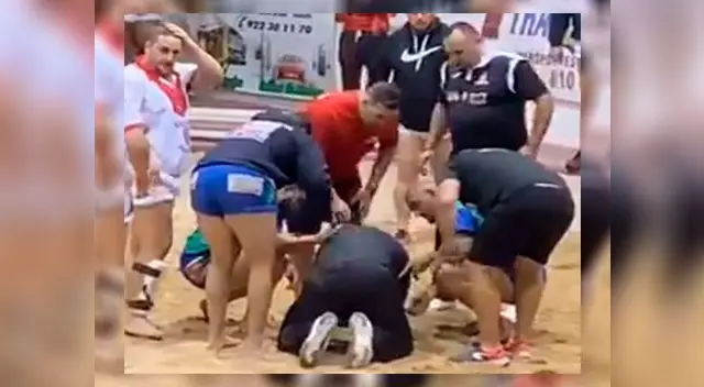 Espectadores y luchadores atendieron al árbitro