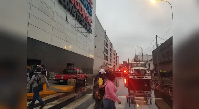 Debido a este hecho, el centro comercial se encuentra totalmente cerrado. Debido a este hecho, el centro comercial se encuentra totalmente cerrado.