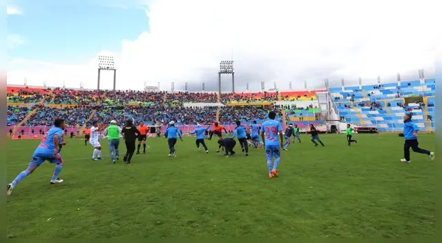 Tras el pitazo final de Legario se desatada la batalla campal. FOTO: Melissa Valdivia