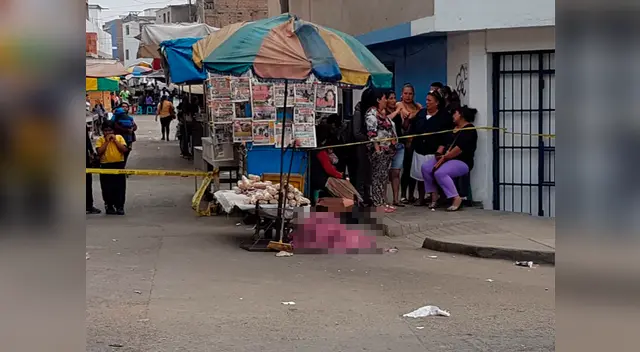 La víctima de 56 años se encontraba conversando con uno de sus familiares cuando ocurrió el hecho. La víctima de 56 años se encontraba conversando con uno de sus familiares cuando ocurrió el hecho.