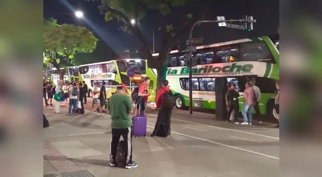 Hinchas de River Plate viajan en bus desde Buenos Aires Hinchas de River Plate viajan en bus desde Buenos Aires