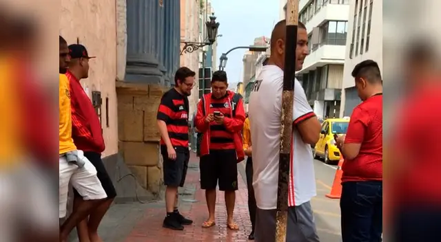 Hinchas se congregan en distintas calles de la capital.