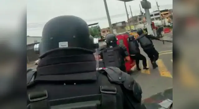 Mototaxista huye arrastrando a fiscalizadores en Surco Mototaxista huye arrastrando a fiscalizadores en Surco