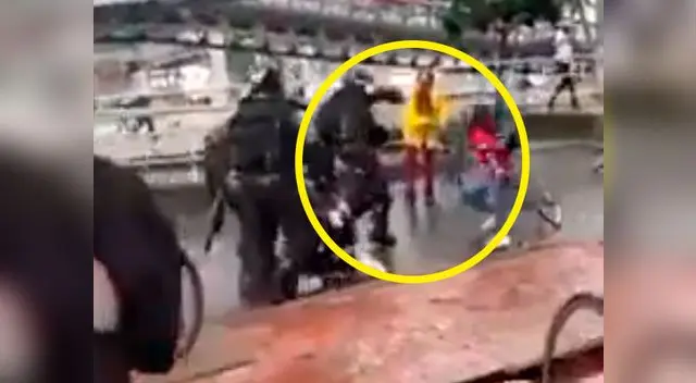 Joven recibe brutal patada de Policía en medio del Paro Nacional en Colombia