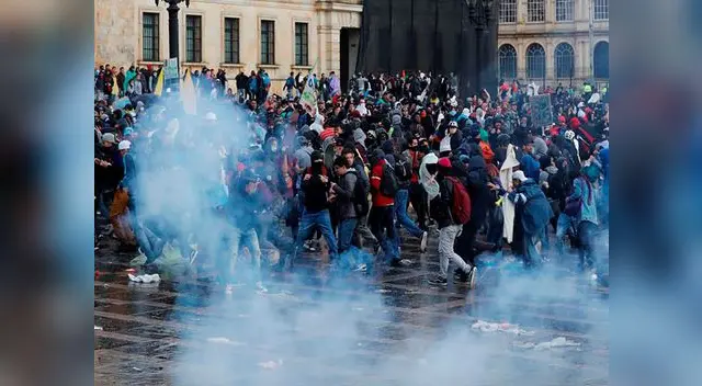 Infiltrados atacan edificio del Congreso de Bogotá y lanzan artefactos explosivos Infiltrados atacan edificio del Congreso de Bogotá y lanzan artefactos explosivos