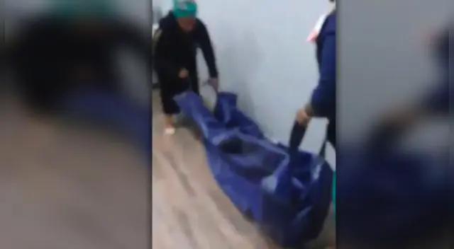 Las mujeres llevaron al cadáver envuelto en una lona 