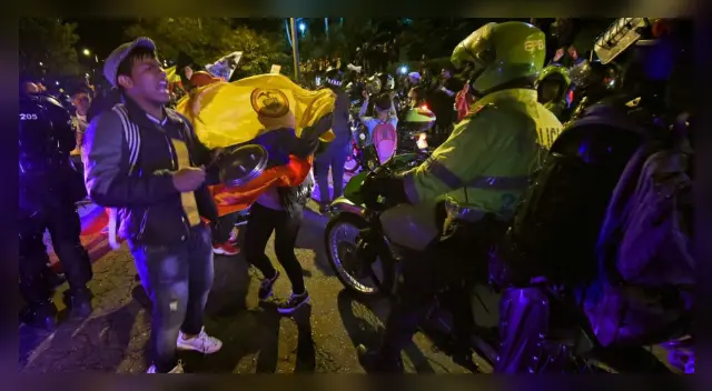 Manifestantes ayudaron a policía de violenta turba