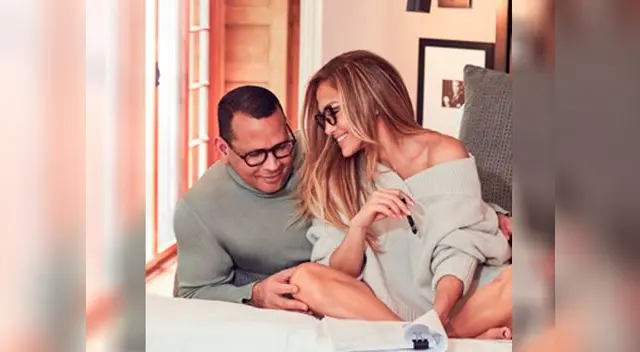 Pareja se muestra muy enamorada