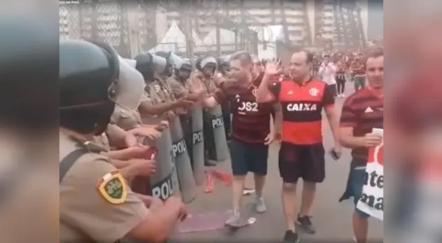 Hinchas del Flamengo felicitaron el excelente trabajo de la Policía Nacional  