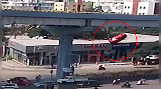 Auto fuera de control cae desde un puente