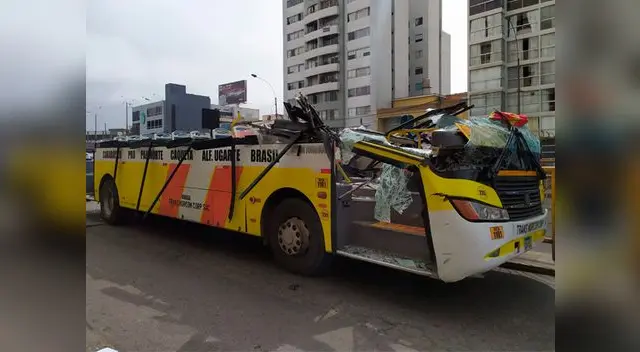 El vehículo quedó partido a la mitad 