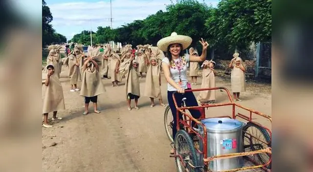México: Maestra disfraza a todos sus alumnos de 'tamalitos ' para desfile escolar 