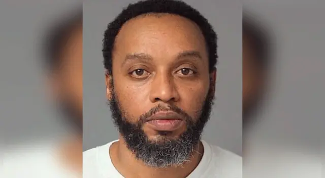 El sujeto colocó la mano del adolescente sobre el gatillo de la escopeta El sujeto colocó la mano del adolescente sobre el gatillo de la escopeta