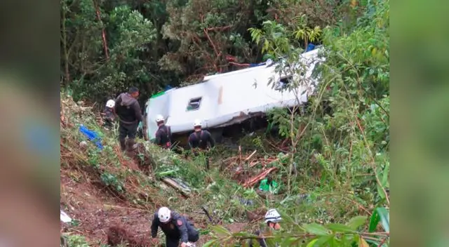 Otros 20 quedaron heridos y señalan que neblina, lluvia y velocidad habrían contribuido a ocasionarlo