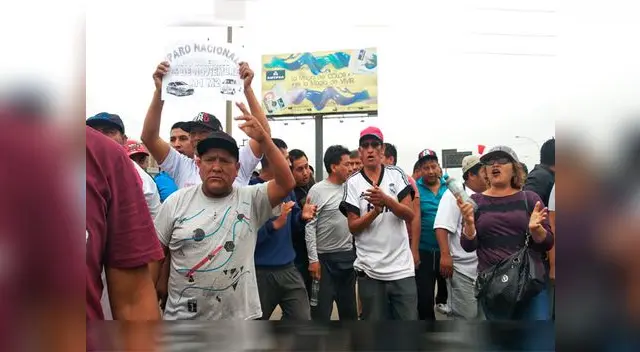 Colectiveros acatan paro en Lima