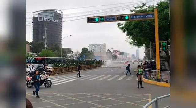 Colectiveros queman llantas en Javier Prado Colectiveros queman llantas en Javier Prado