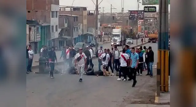 Un grupo de colectiveros en Lima realiza un paro para exigir formalización