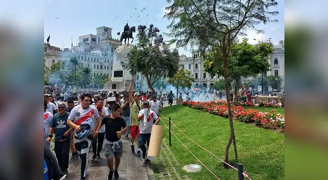 Policías dispersan a colectiveros de la Plaza San Martin con bombas lacrimógenas
