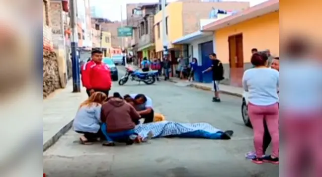 La víctima yace sobre la pista cerca de su casa La víctima yace sobre la pista cerca de su casa