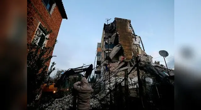 Un edificio destruido tras el seísmo en la ciudad de Thumane