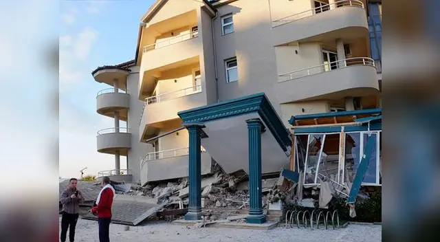 Edificio derrumbado en la ciudad de Dürres (Albania), tras el sísmo