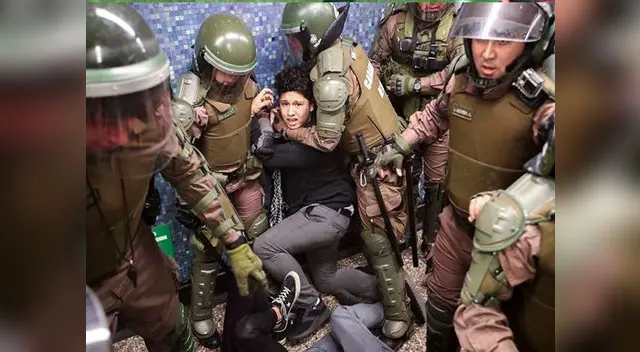 2 Carabineros torturan a joven por infringir toque de queda en Chile