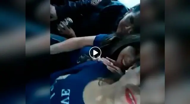 Agentes de la PNP en aparente estado de ebriedad tratan de ocultar su rostro para no ser identificados.