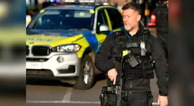 Policía británica mata a sospechoso que acuchilló a dos personas en Puente de Londres Policía británica mata a sospechoso que acuchilló a dos personas en Puente de Londres