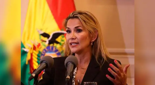 La presidenta de Bolivia Jeanine Áñez rescató un perro de la calle y es uno de sus nuevos adulados peludos