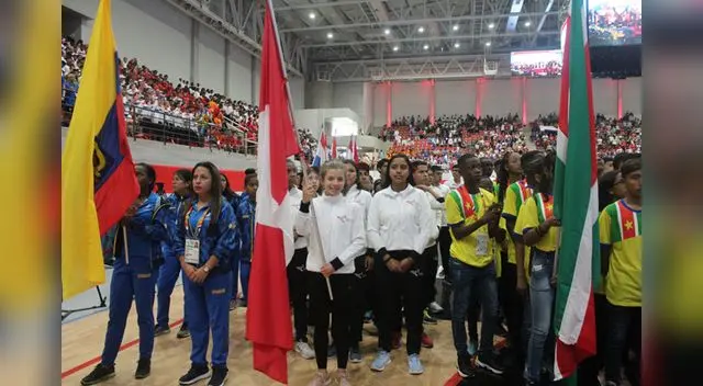 Luciana Cateriano del Colegio Calienes de Arequipa fue la abanderada Luciana Cateriano del Colegio Calienes de Arequipa fue la abanderada