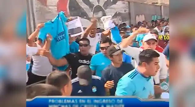 Celestes y blanquiazules compartieron la tribuna norte