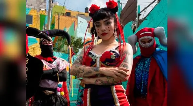 Fans de Mon Laferte le piden que no regrese a Chile: "La van a meter presa"